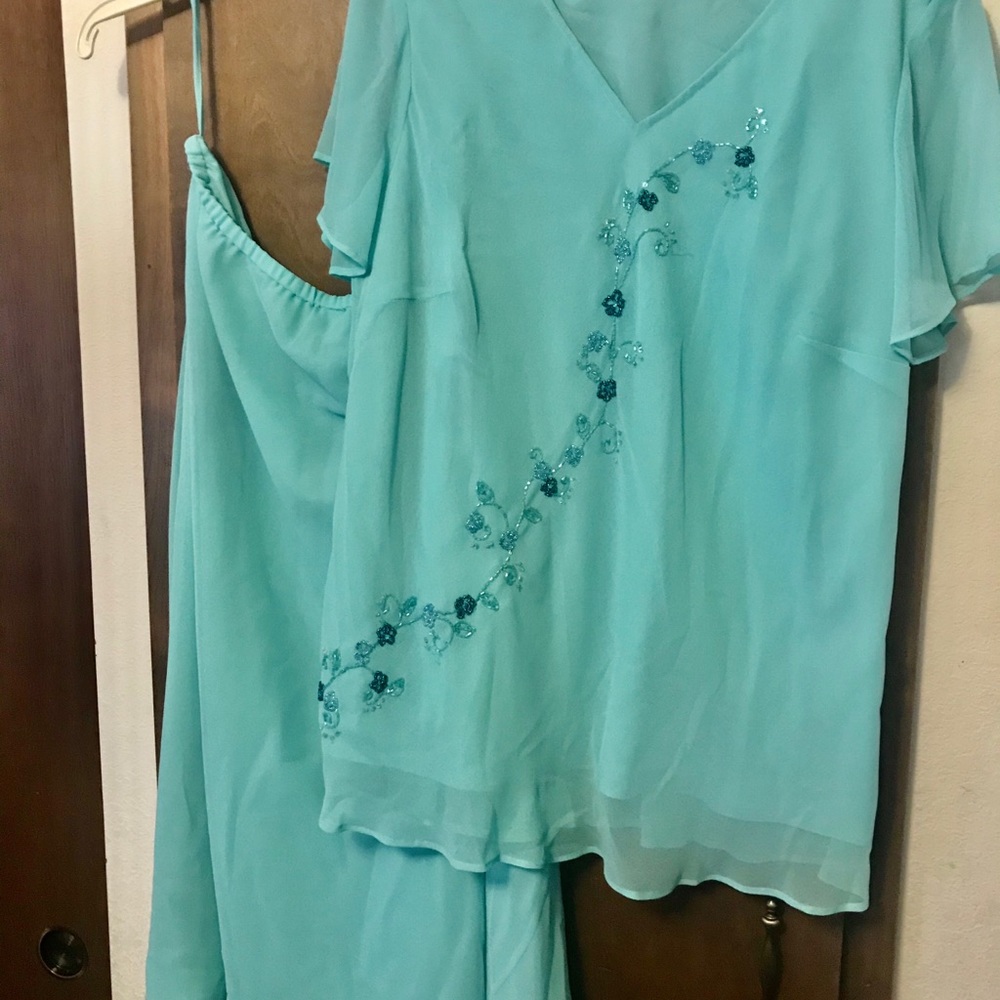 Very pretty mother of the Bride outfit!